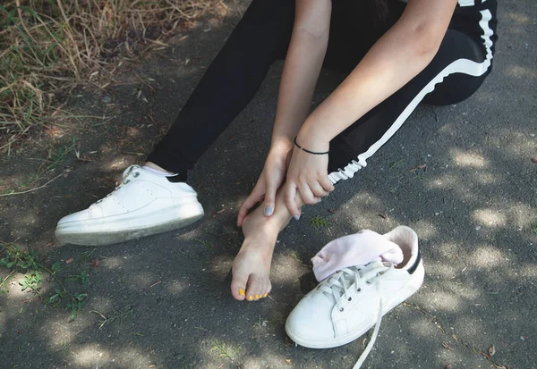 Ženské Nohy Bolí Když Běží Parku — Stock fotografie