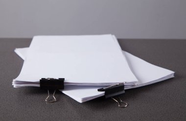 Şarjörlü kağıt yığını, ofis masasında. Yıllık rapor dosyaları için iş belgeleri. İş ofisleri kavramı.