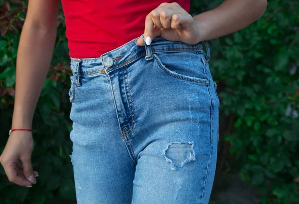 Jonge Meisjes Benen Blauwe Gescheurde Jeans — Stockfoto