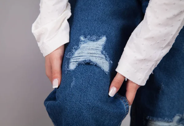 Modieuze Vrouw Blauwe Gescheurde Jeans — Stockfoto