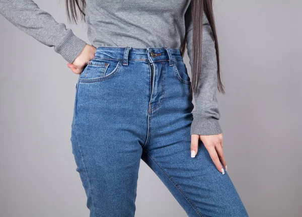Jonge Mooie Vrouw Een Blauwe Jeans Grijze Achtergrond — Stockfoto