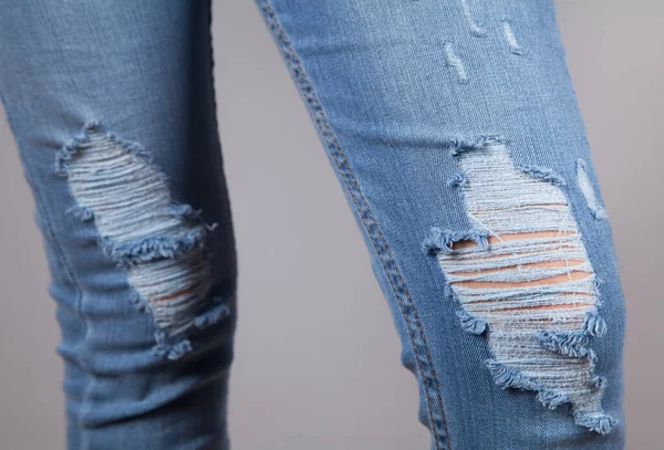 Mulher Elegante Vestindo Jeans Rasgado Azul — Fotografia de Stock