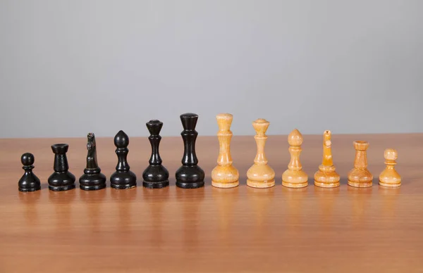 Weiße Und Schwarze Figuren Schach Holztisch — Stockfoto