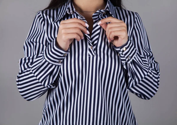 Jonge Vrouw Maakt Knopen Van Haar Shirt Vast — Stockfoto