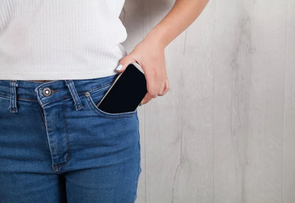 Žena Vytáhne Kapsy Mobilní Telefon — Stock fotografie