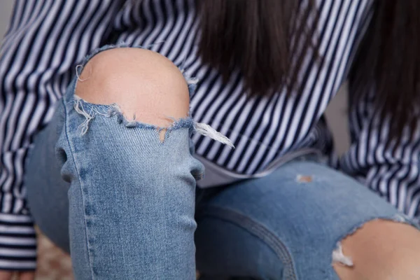 Modische Frau Blauen Zerrissenen Jeans — Stockfoto