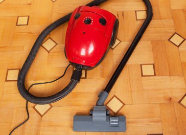 Evin zemininde elektrik süpürgesi var..