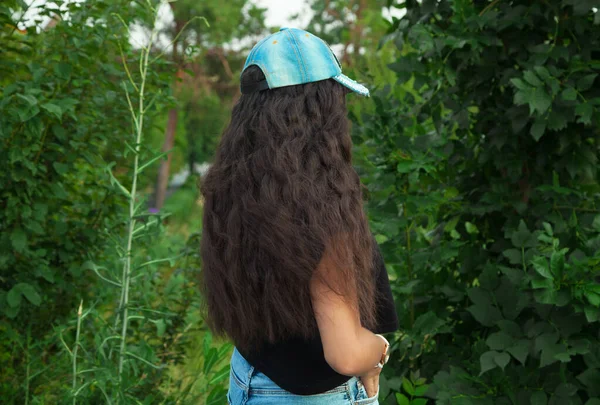 Menina Jovem Vestindo Boné Jeans Livre — Fotografia de Stock