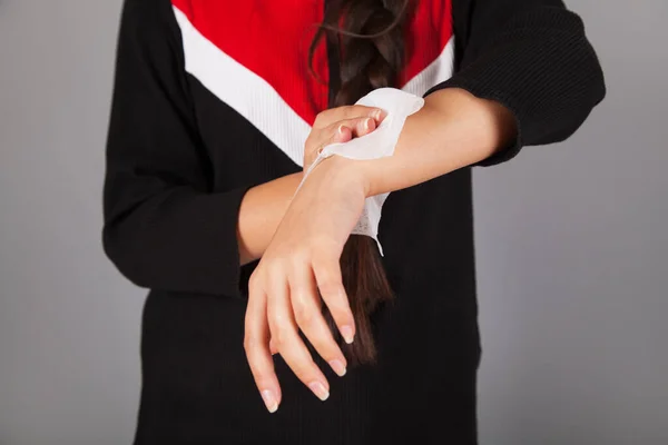 Γυναικεία Χέρια Που Στεγνώνουν Χαρτί Υγείας — Φωτογραφία Αρχείου
