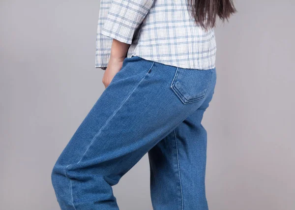 Jonge Mooie Vrouw Een Blauwe Jeans Grijze Achtergrond — Stockfoto