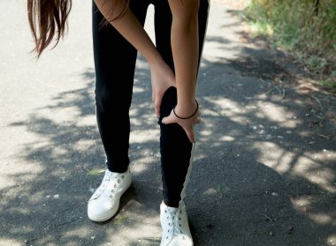 Parkta koşarken kadının bacağı ağrıyor..