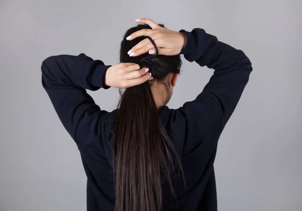 Jeune Femme Attacher Les Cheveux Fond Gris — Photo