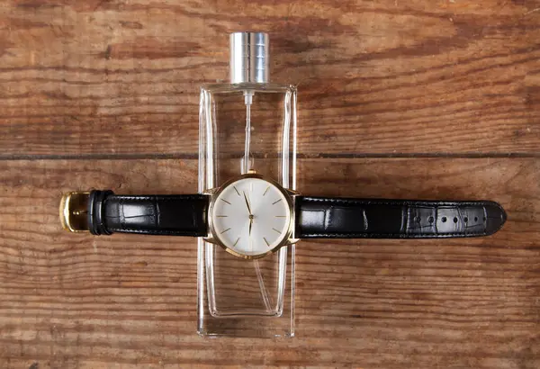 木製の背景に男性用腕時計と香水 — ストック写真