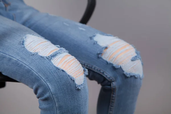 Fashionabel Kvinna Blå Slitna Jeans — Stockfoto