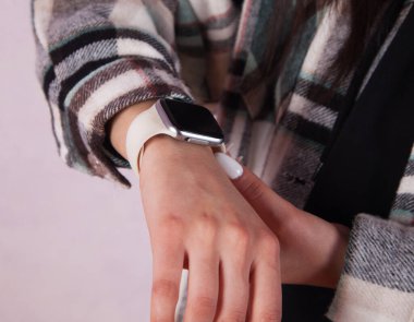 Genç bayanın elindeki akıllı saat.. 