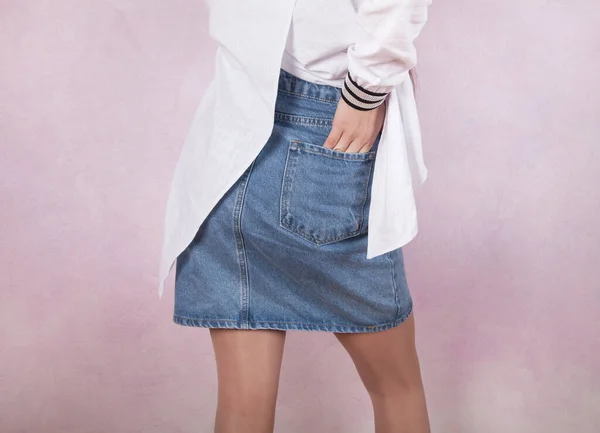Jonge Mode Vrouw Met Jeans Rok Een Roze Achtergrond — Stockfoto