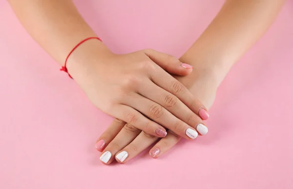 Стильные Ногти Молодой Женщины Розовом Фоне — стоковое фото