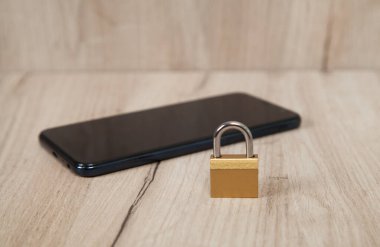 Telefon ve asma kilit. Cep telefonu güvenliği kavramı.