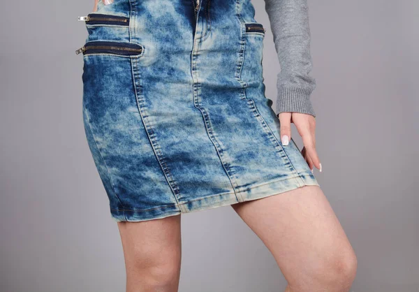 Jong Mode Vrouw Met Jeans Rok Grijze Achtergrond — Stockfoto