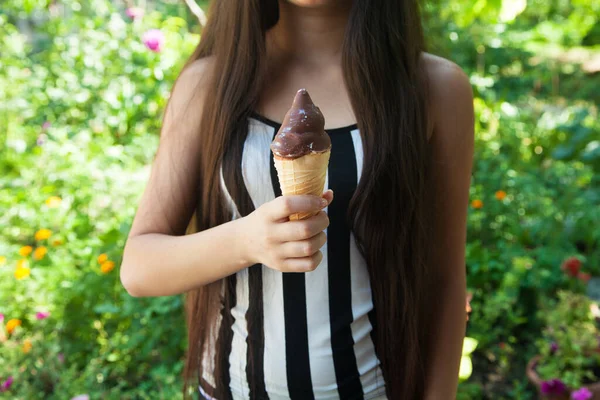 Junges Mädchen Isst Ein Eis Freien — Stockfoto