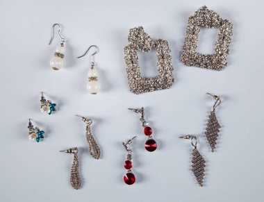 Küpeler beyaz arka planda izole edilmiş. Moda kavramı.