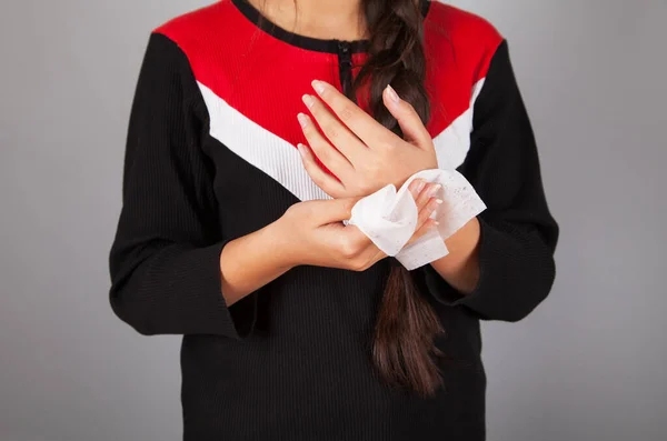Ręce Kobiety Suszone Bibułą — Zdjęcie stockowe