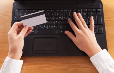 İş kadını, elinde kredi kartıyla bilgisayar tutan, online alışveriş e-ticaret konseptini ödemek için..