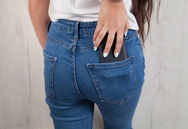 Vrouw Haalt Mobiele Telefoon Uit Haar Zak — Stockfoto