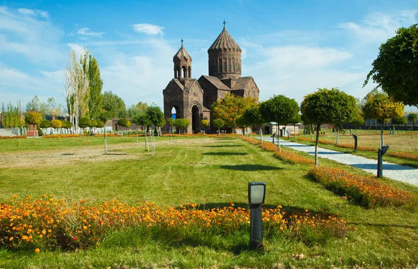 Yeşil çimenler ve çiçeklerle çevrili güzel kilise..