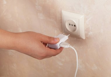 Bağlanmaya hazır. Elektrik prizi takılıyor, prize elektrik takılıyor..