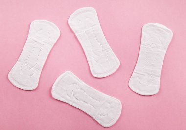 Pembe arka planda hijyenik peçete ya da ped..