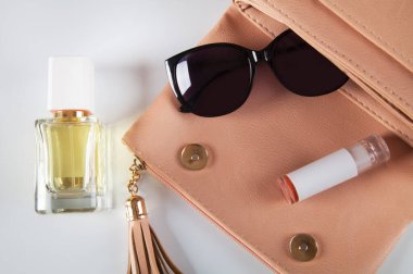 Beyaz arka planda kadın kozmetik ürünleri ve aksesuarları. Moda kavramı.