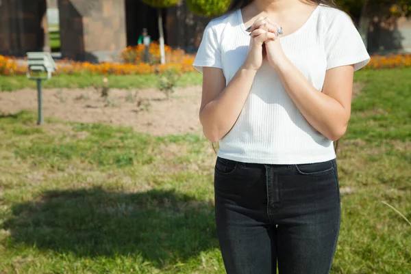 Mani Della Donna Stringono Preghiera Donna Sta Pregando Chiesa — Foto Stock