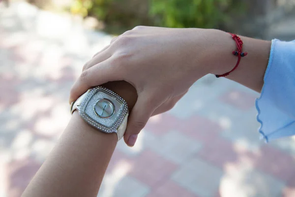 若い女性の手の中に美しい白い時計 — ストック写真
