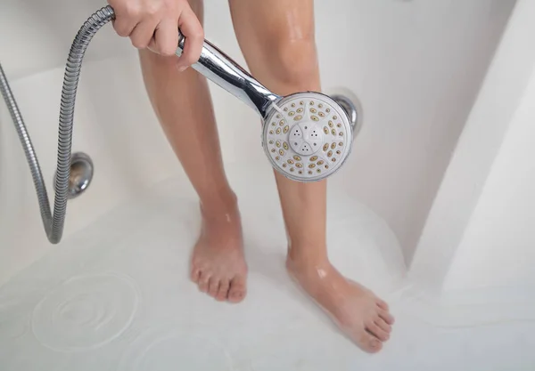Mulher Usando Chuveiro Casa Banho Pernas Mulher — Fotografia de Stock