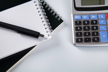 Hesap makinesi ve iş aksesuarları beyaz arka planda izole edilmiş ofis masaüstü. İş konsepti. 