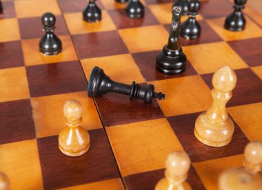 Satranç tahtasındaki siyah ve beyaz parçalar. Tahta satranç.