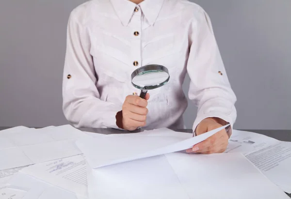 Empresaria Examina Documentos Oficina Con Cristal Mgnificante — Foto de Stock