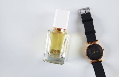 Beyaz arka planda kadın aksesuarları. Parfüm ve saat. Moda kavramı.