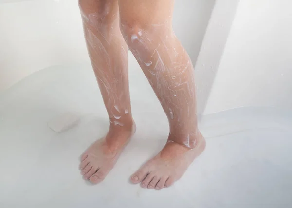 Ухоженные Ноги Женщины Пене Ванны — стоковое фото