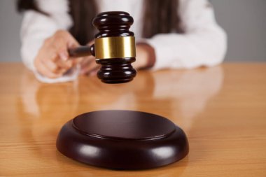 Kadın yargıç. Yargıcın çekici. Tahta masa..