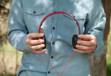 Adam tutma, modern kablosuz kulaklık..