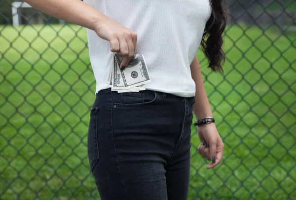 Frau Steckt Das Geld Die Tasche — Stockfoto