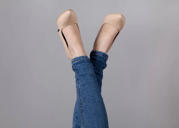 Ноги Женщины Стильной Высокой Обуви Сером Фоне — стоковое фото
