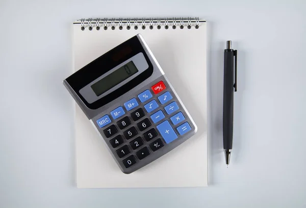 Escritorio Oficina Con Calculadora Accesorios Empresariales Aislados Sobre Fondo Blanco — Foto de Stock