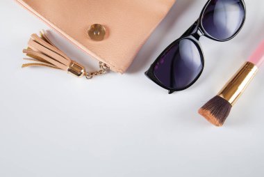 Beyaz arka planda kadın aksesuarları. Parfüm, güneş gözlüğü ve saat. Moda kavramı.