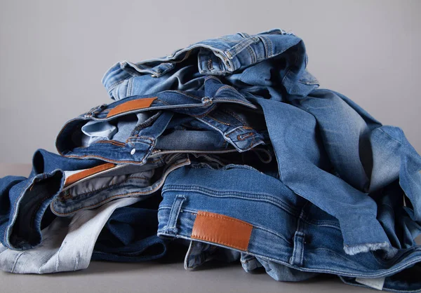 Moda Jeans Diversi Sfondo Grigio — Foto Stock