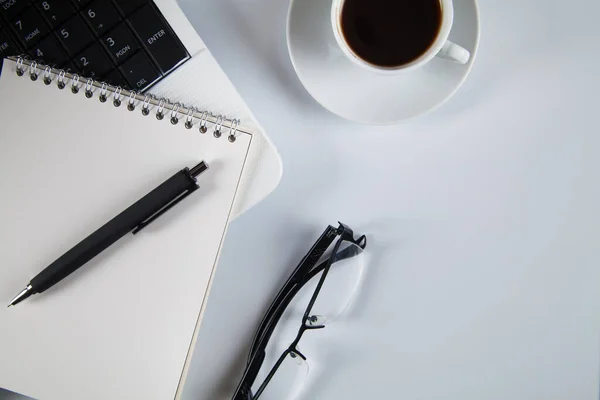 Notitieboek Pen Bril Koffie Computer Witte Achtergrond Stockfoto