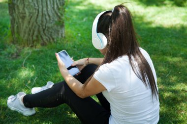 Kulaklıklı kadın dışarıda müzik dinliyor.. 