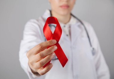 AIDS 'li kırmızı kurdele tutan kadın doktor..